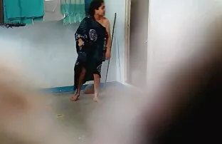 XXX أحمر نموذج جلس سكس حيوانات مع النساء في الحمار