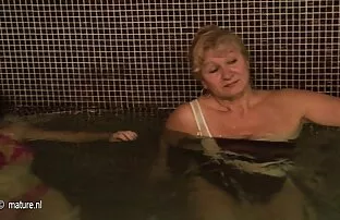 XXX فانيسا القفص سكس حيوانات شيميل بدس نفسها مع دسار الزجاج
